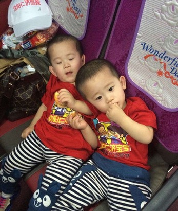 杰西·纳尔逊生下了一对“幸运的”小双胞胎，她透露了他们的性别和不同寻常的名字