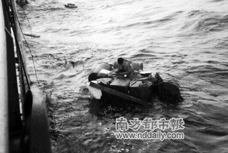 在海上漂流55天的5名渔民在获救后抵达了加拉帕戈斯群岛